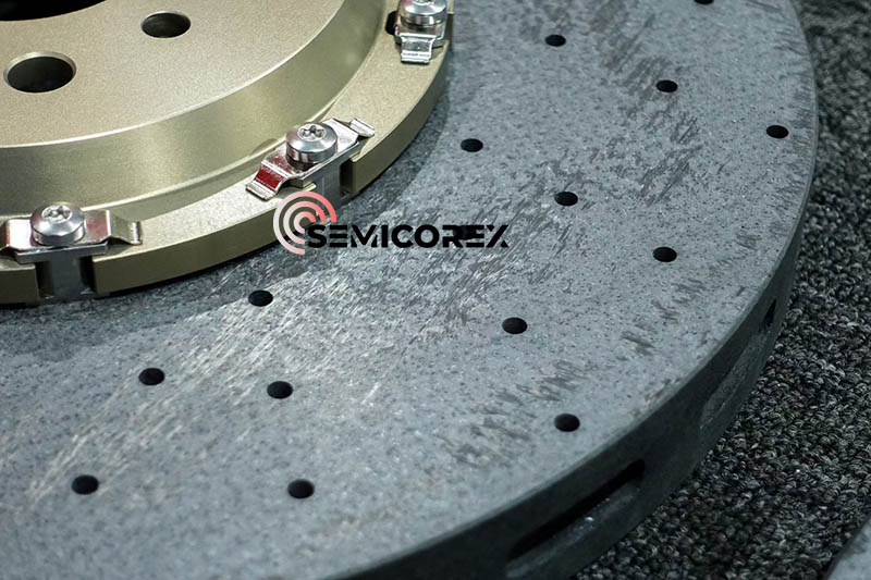 Analisi di sistemi frenanti in compositi carbonio-ceramici